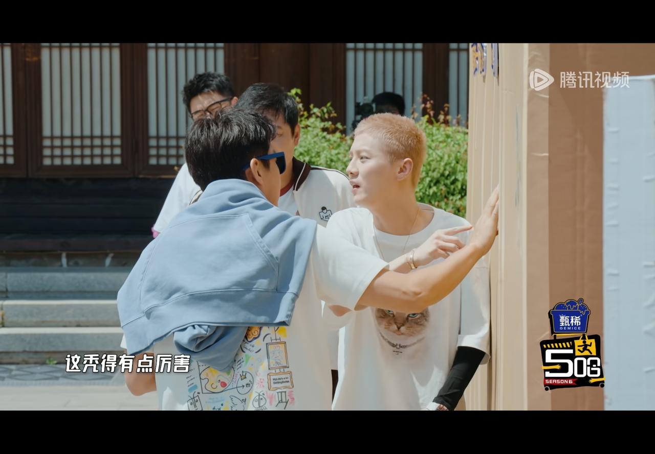 五哈认人环节的时候，鹿晗那一句“这头发有点秃”，当时我还不知道是谁，结果陈赫说你