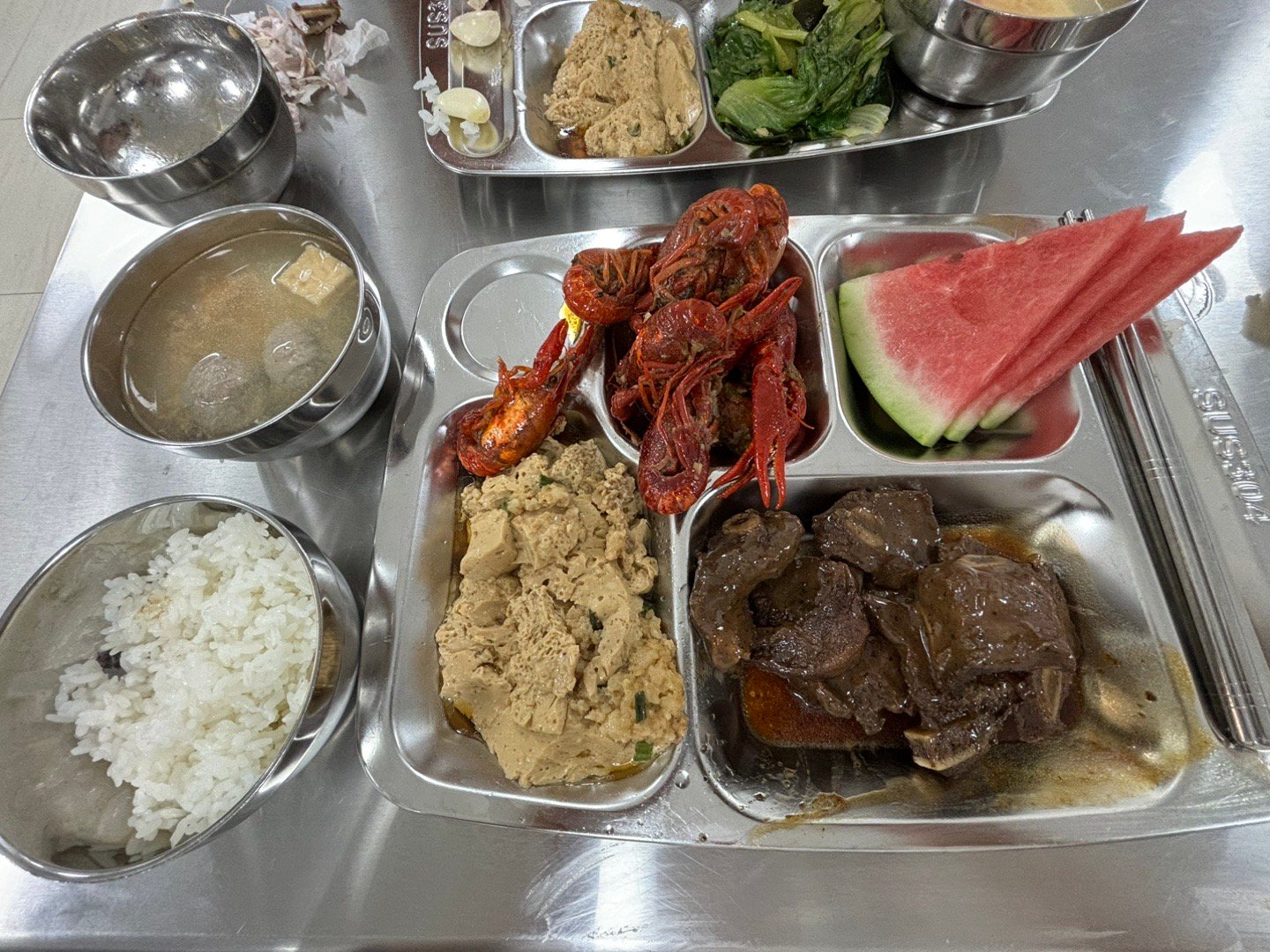 这工作餐也是罪了，还有小海鲜和红烧肉，干不动了[允悲][允悲][允悲] ​​​
