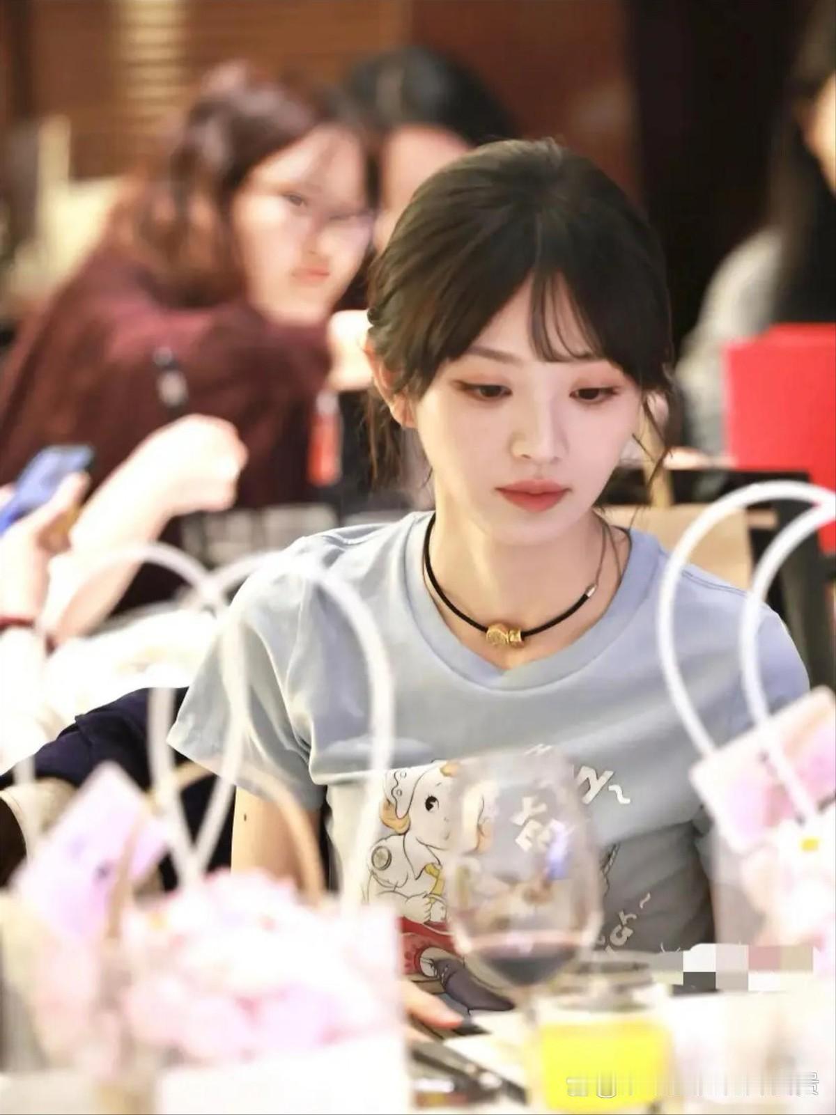 《逐玉》庆功宴上全是平台老总和业内大佬。
田曦薇穿着百元T恤牛仔裤就来了。
不施