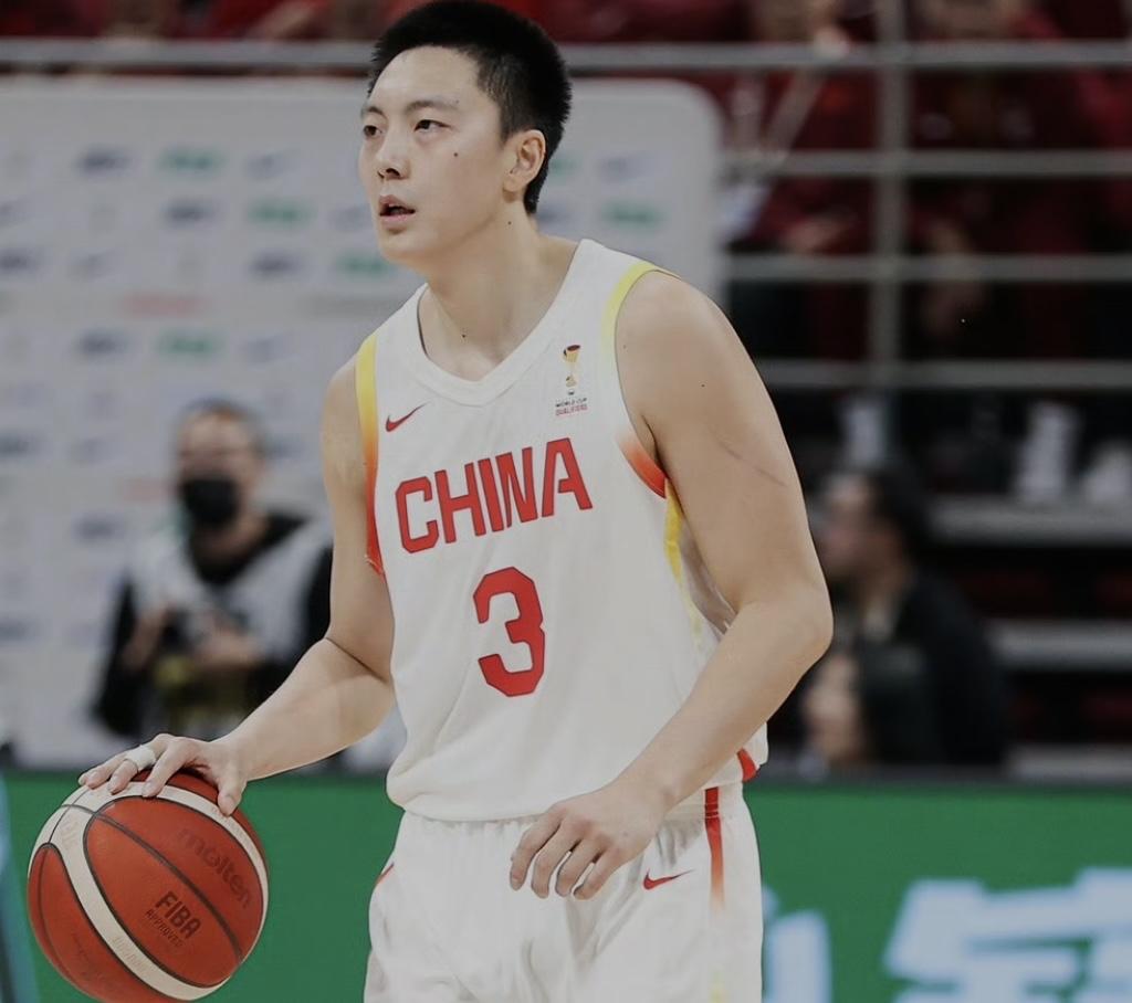 中国男篮官宣调整，高诗岩冯傲离队，胡明轩增补回归集训
中国男篮正式公布集训名单变