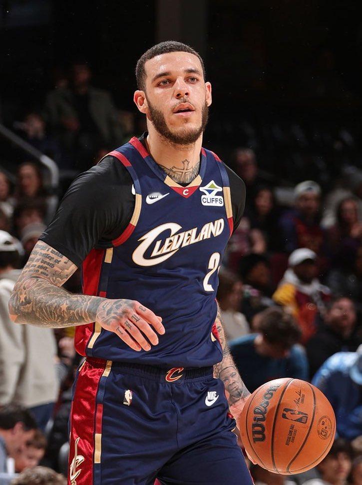 据Marc Stein和Jake Fischer联合报道，骑士已就朗佐-鲍尔的交