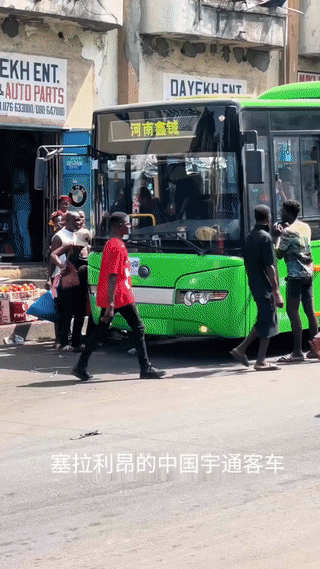 中国游客在非洲国家塞拉利昂意外发现一辆来自咱们中国河南的宇通大客车？
这辆从中国