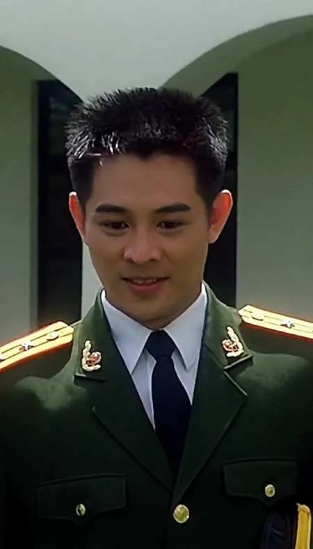 李连年轻的时候是真的很帅，拍的电影也非常好看，他的形象总是一身正气。
岁月没有饶