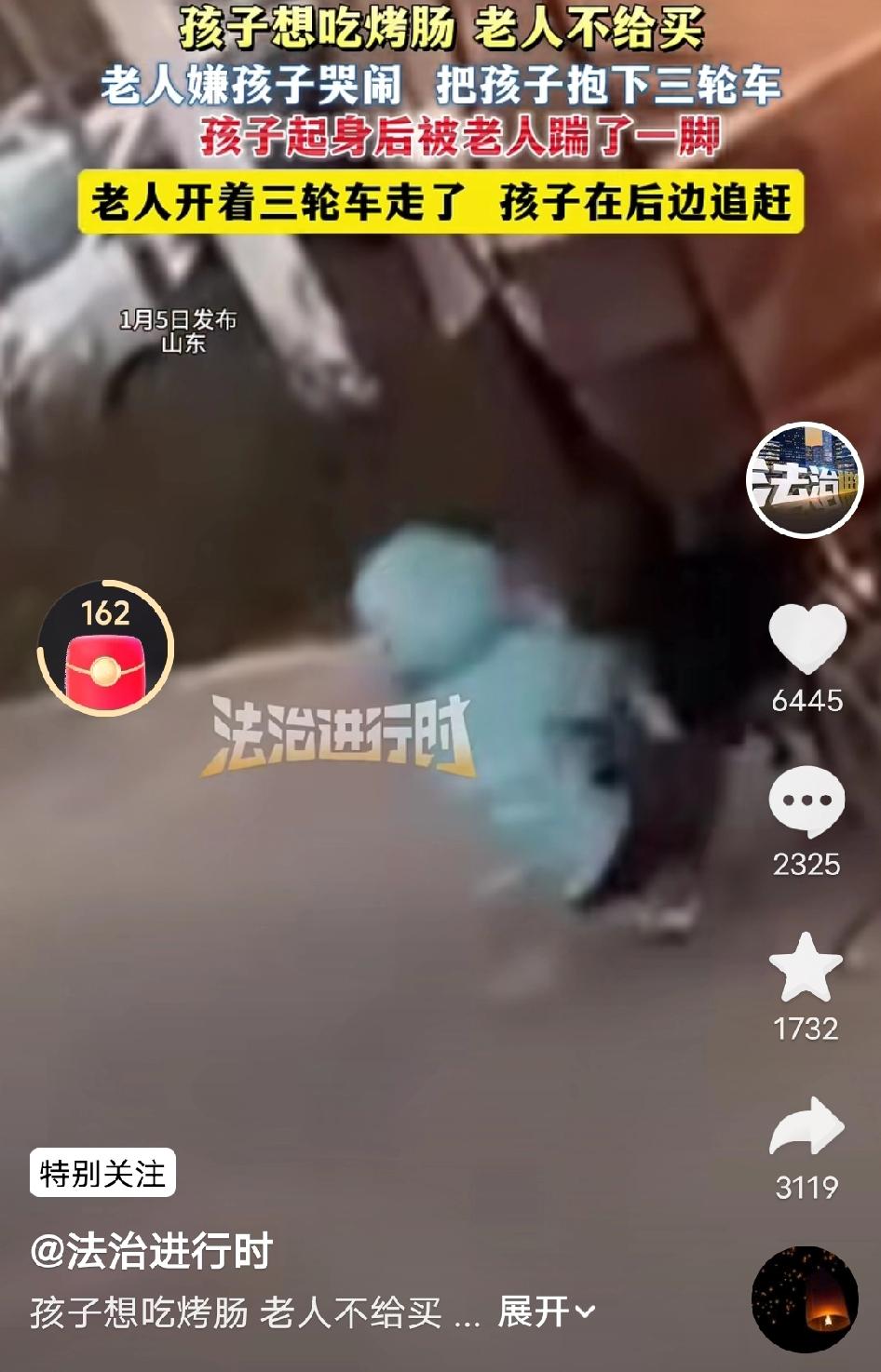 心疼！ 车子发动的瞬间，三岁娃愣了两秒，突然撒腿就追，小小的身子在马路上踉踉跄跄