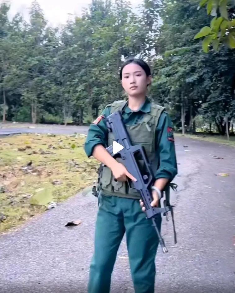 英姿飒爽，有着百分之百中国血统的佤邦女兵。