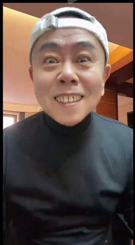 一直都很尊敬潘长江这位老艺术家，从小也是看着他表演的喜剧小品长大的，所以才对他在