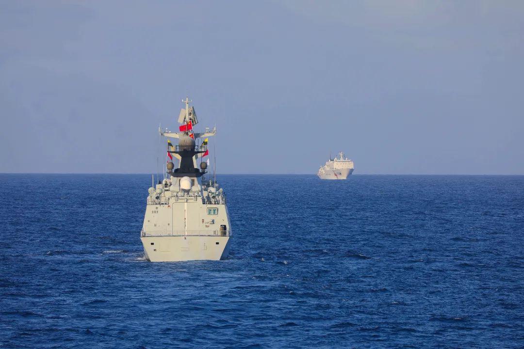12月15号，和平方舟号医院船亚丁湾路遇第46批护航编队。和平方舟号正在前往斯里