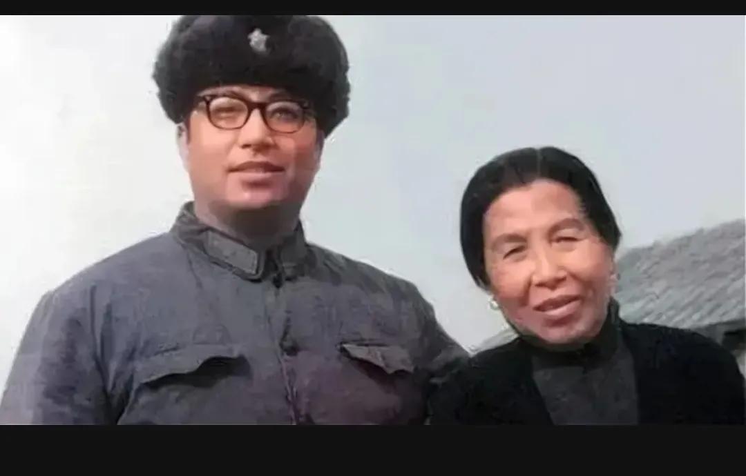 60年代，一个年轻人和母亲的合影，后来的他成了家喻户晓的歌唱家，仔细看这个年轻人