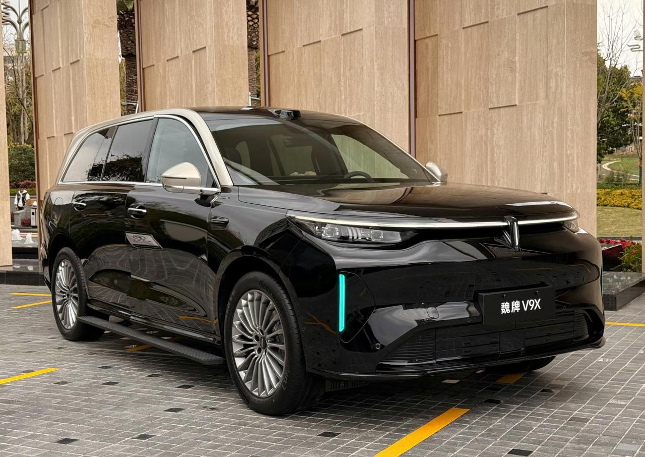 魏牌V9X实车终于亮相了！🚗
自从理想L9、问界M9带火自主“9系”旗舰，长城