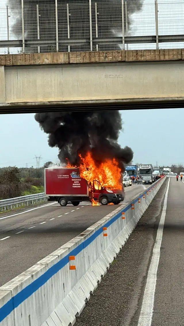 新闻快讯——意大利上演好莱坞级别的枪战！
蒙面劫匪身穿工作服，在普利亚向警察开火