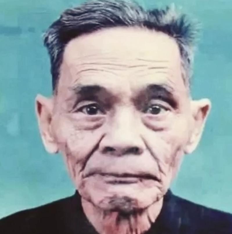 1988年，潜伏了42年的地下党，从台湾回到老家。让他吃惊的是，年迈的妻子已经儿