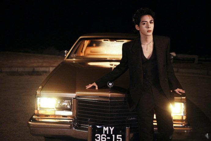曾舜晞尖叫之夜造型曾舜晞爱奇艺尖叫之夜出图曾舜晞尖叫之夜造型，复古车、夜色、黑西