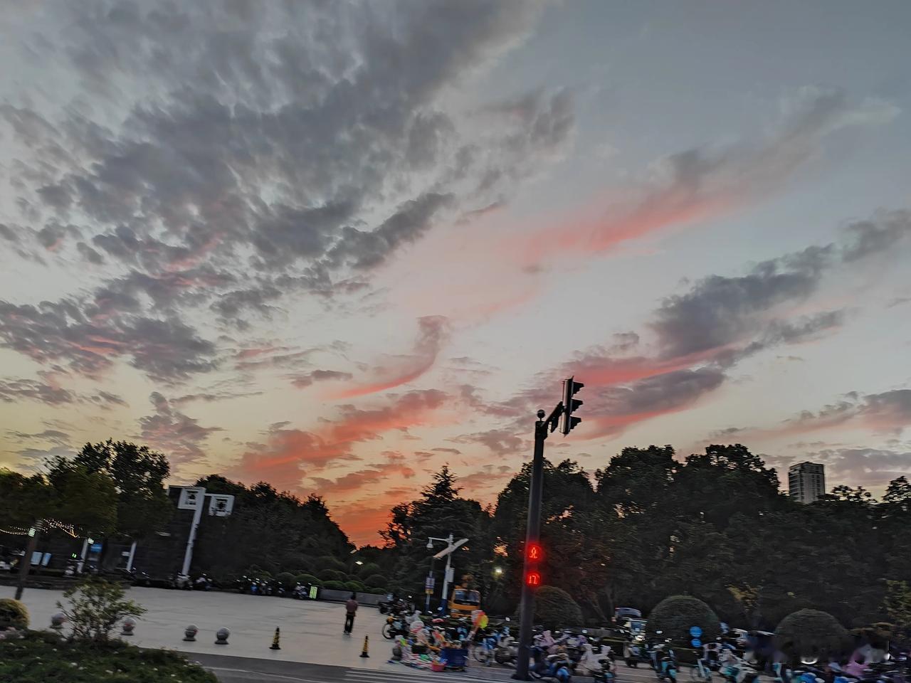 此刻的合肥，夕阳遍地，火烧云弥漫在天地之间，稀疏的人流，漫动的云，似乎谁也无法判