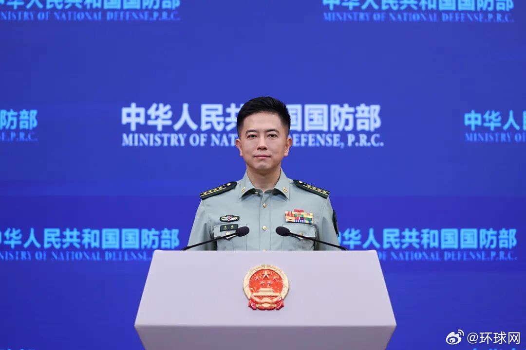 【#国防部第十任新闻发言人首次亮相#】16日下午，新任国防部新闻发言人陈曦大校就