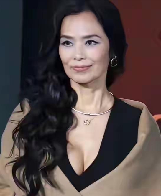 邓文迪彪悍人生，传奇逆袭堪比双微小说，光鲜亮丽的外表下隐藏的复杂内心，鼓励着我们