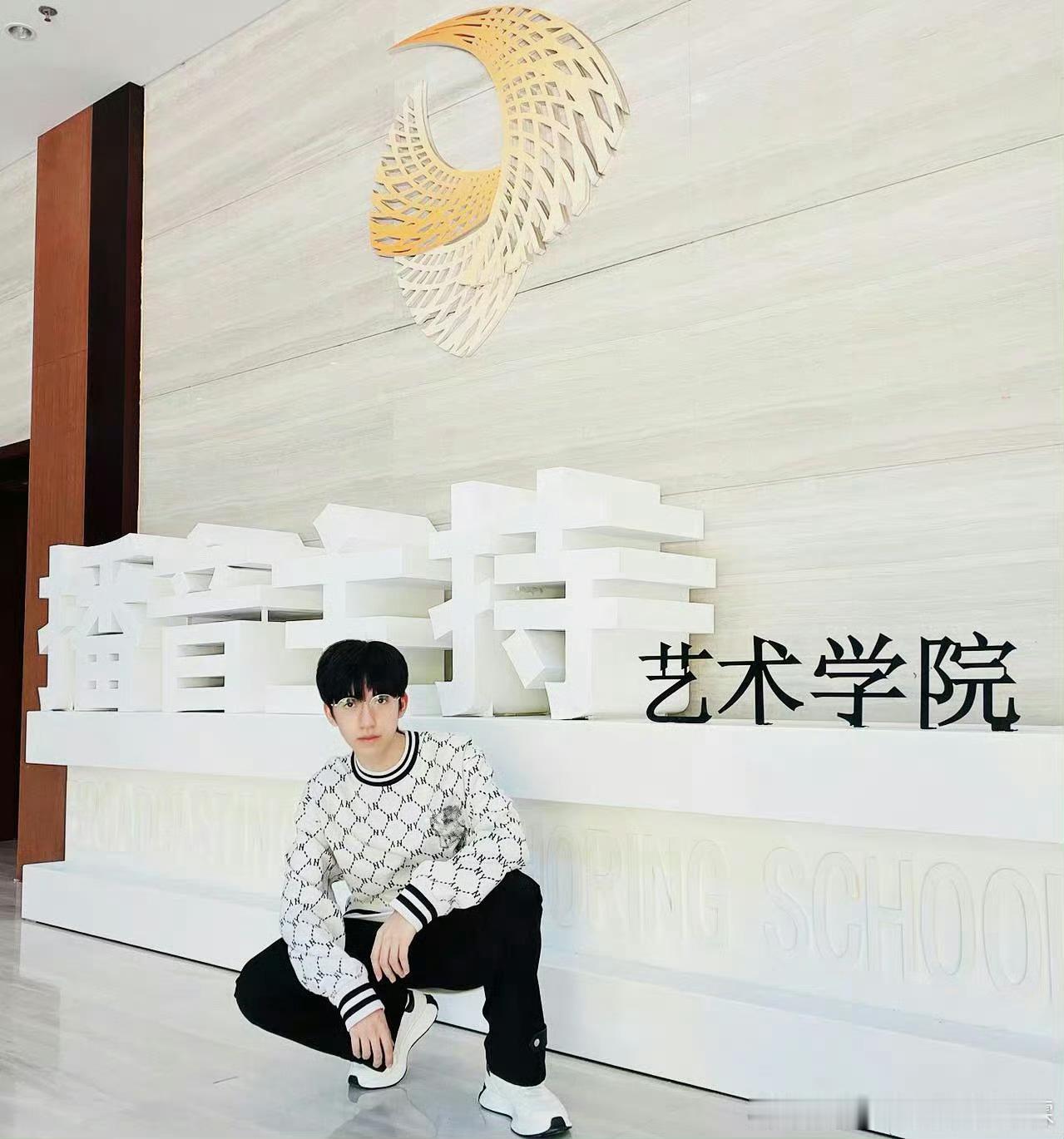 贺峻霖中传毕业大合照贺峻霖晒出不同时期两张打卡照，大家觉得好看吗？ 