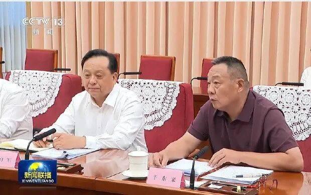 于东来没有文化，可他却走在了文明的前面；沈巍没有学历，可他却知识渊博，知行合一。