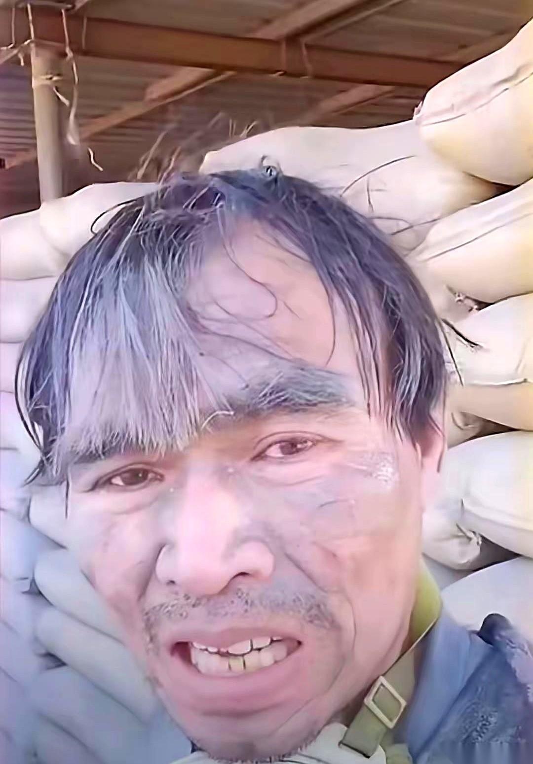 师傅开价6块钱一袋，她硬生生给砍到了5块。
可当师傅把第一袋水泥扛上6楼，放下那