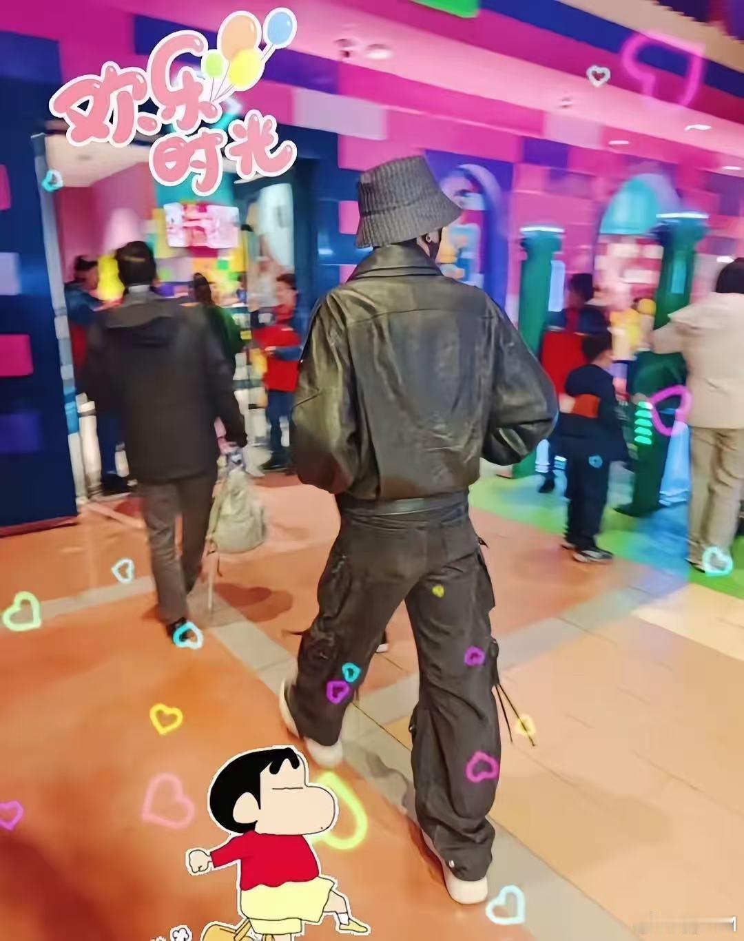 上海乐高乐园偶遇张若昀唐艺昕一家上海乐高乐园偶遇张若昀唐艺昕一家，这俩人是把日子