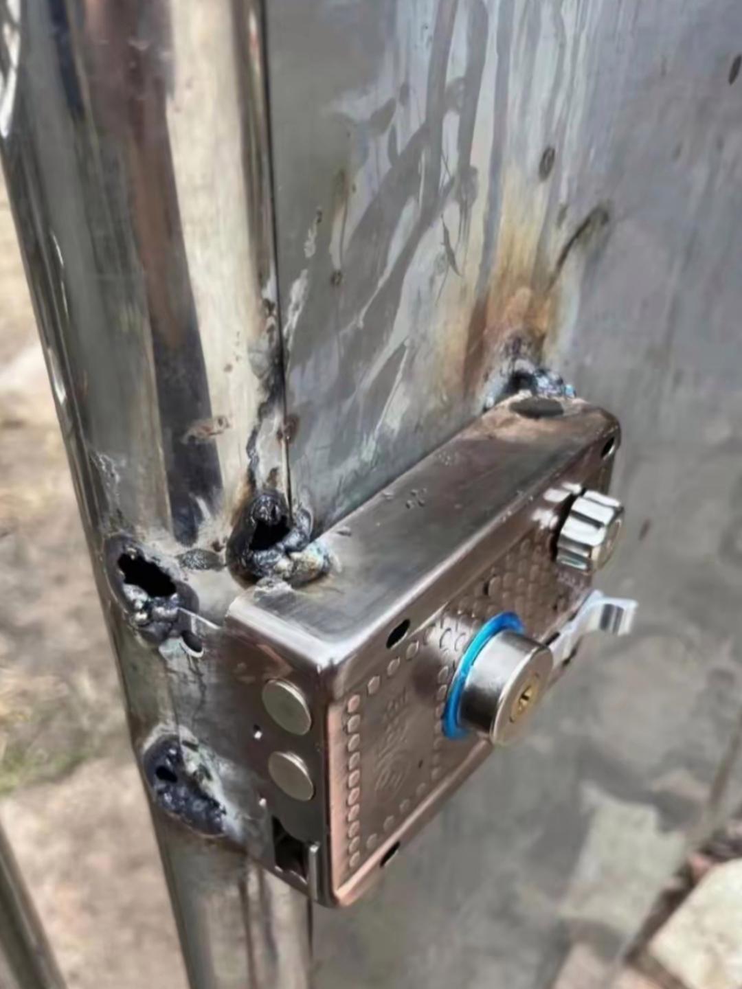 老妈说老家大门锁坏了，我请邻居帮忙。结果他把锁焊成这样。我还送了他两包中华呢。看