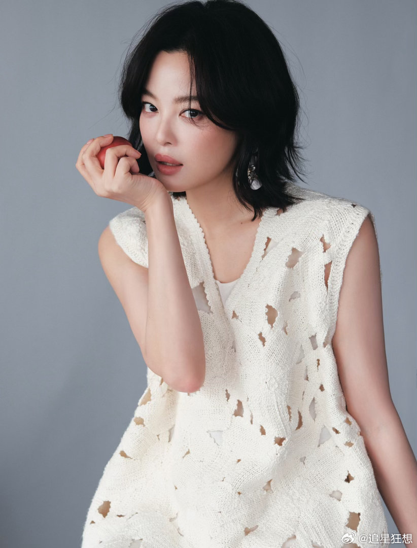 辛芷蕾溢出屏幕的生命力辛芷蕾的美，是流动的。镂空罩衫配连衣裙，干净又松弛；手里那