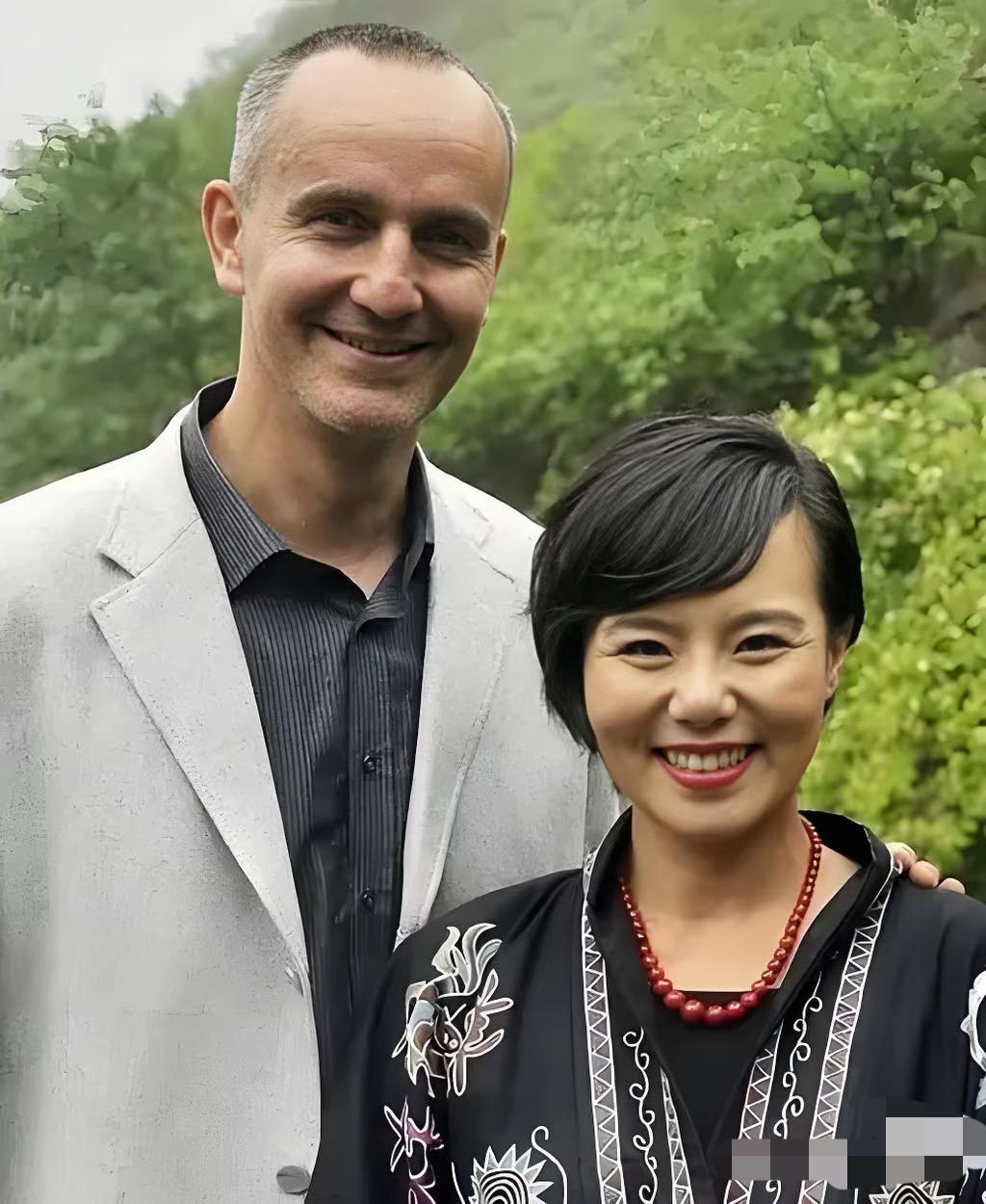 果然，
婚姻生活如饮水冷暖自知，
都以为龚琳娜嫁给了爱情，没想到最后也逃不过被背