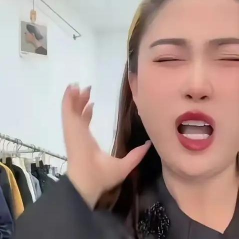 你能想象吗？上一秒还在直播间热情卖货、活力满满，下一秒就突然倒地，生命就此消逝。