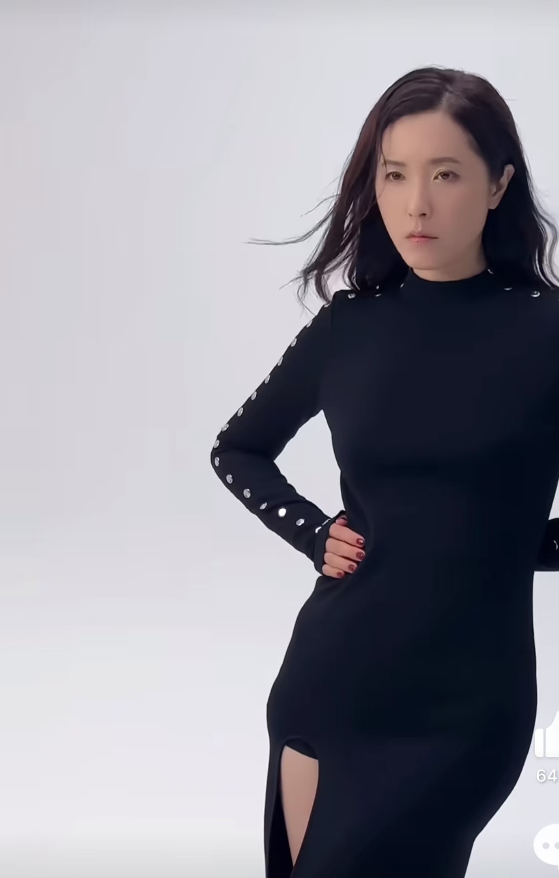 #曾黎裸妆封面# 曾黎再度登封欧洲杂志，裸妆出镜依旧美丽动人，高开叉长裙展现优雅