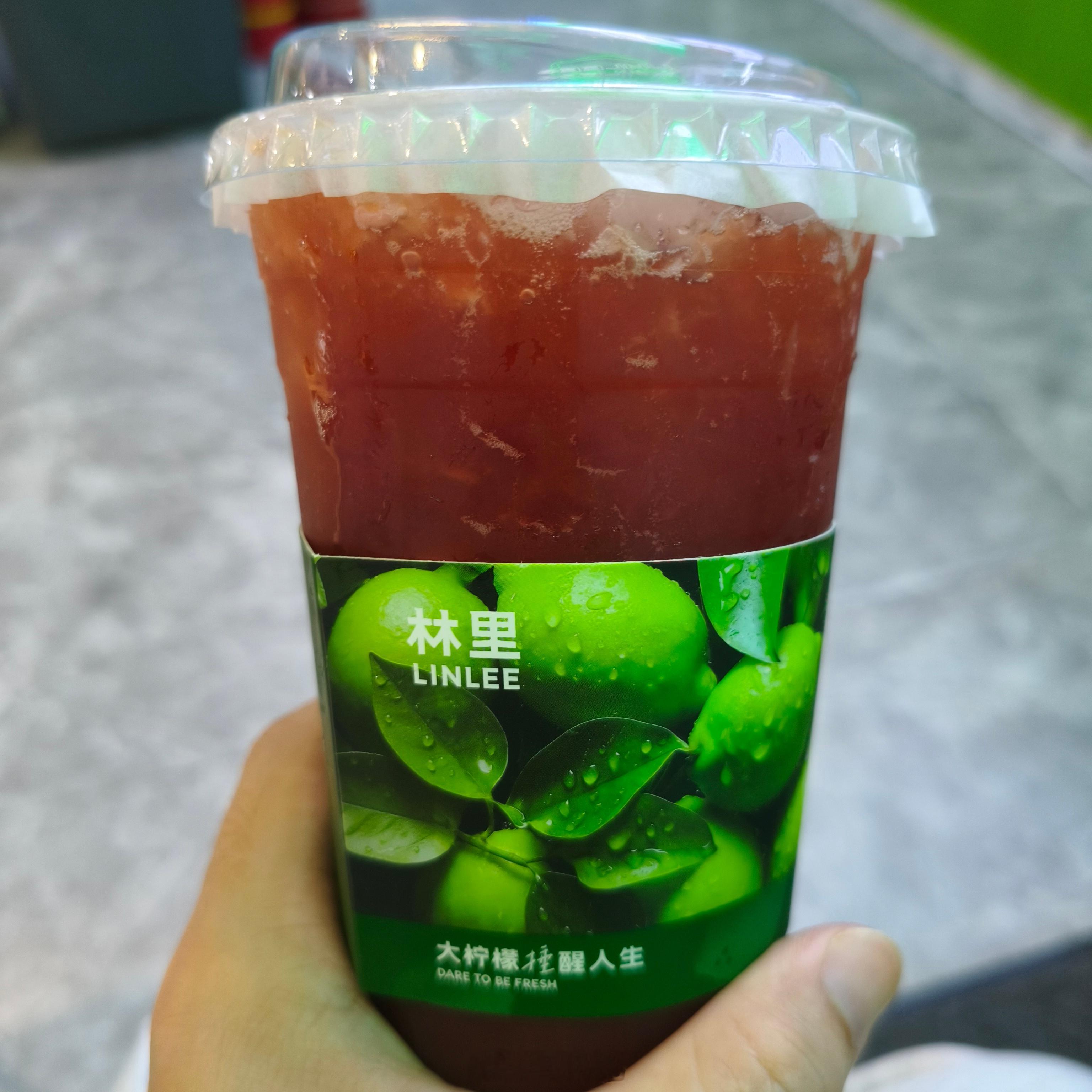 基友请喝林里柠檬茶，送了两个可爱的小黄鸭[可爱][可爱]  ​​​