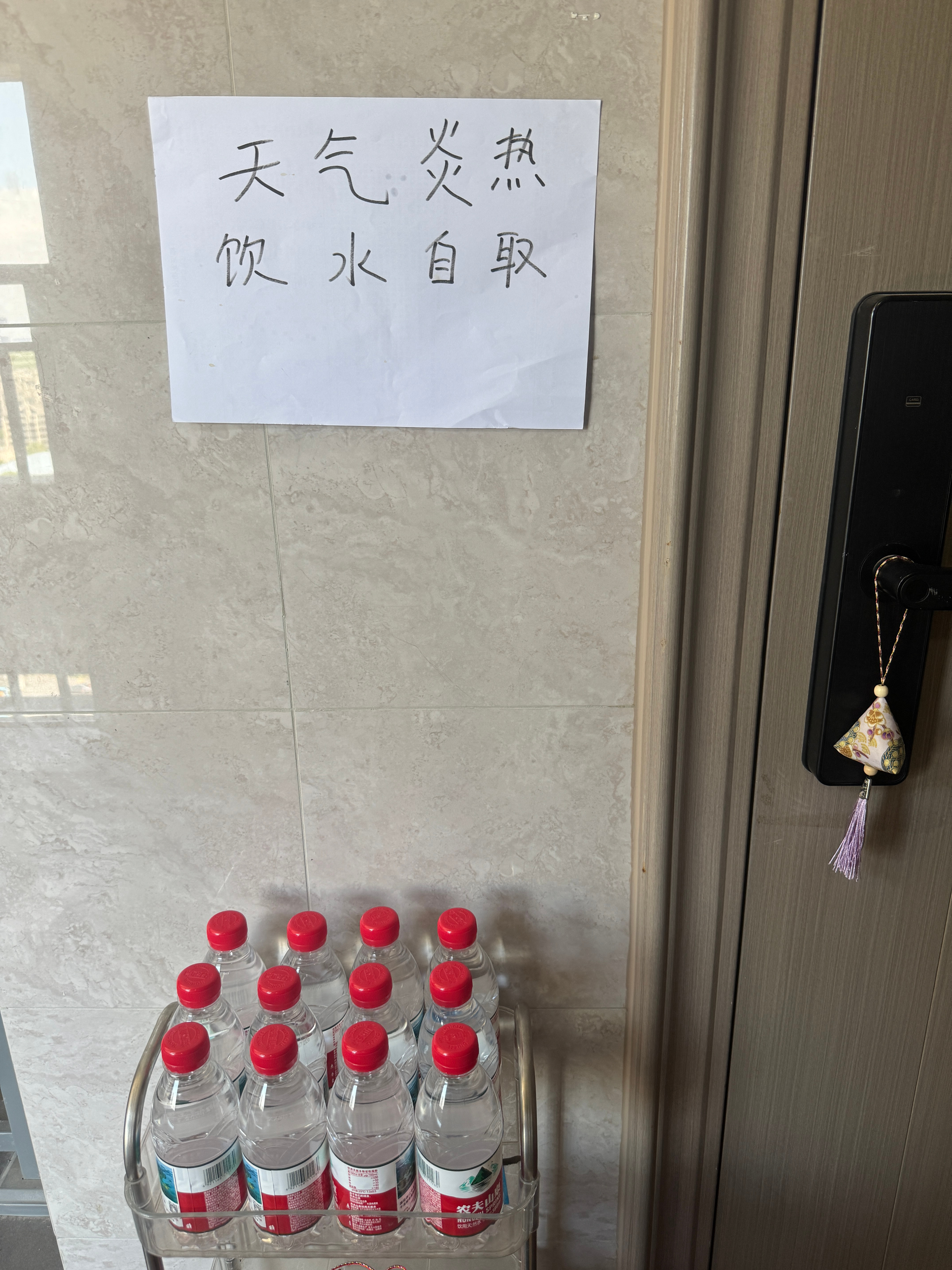 天气太热了，在门口放一些矿泉水提供给外卖员快递员还有保洁阿姨，这个天气他们还在外