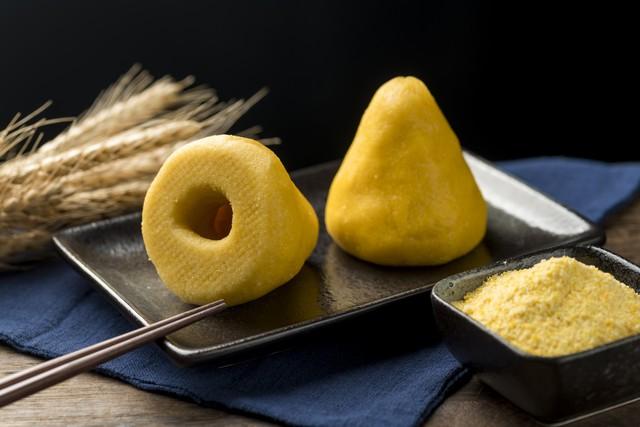 徐文兵：玉米磨成面以后，主要做玉米饼，就是贴饼子。还有蒸窝头，为什么叫窝窝头？就