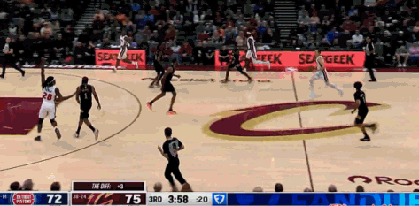 下盘真稳！哈登顶斯图尔特一点不吃亏！
在今天NBA常规赛骑士对阵活塞的第三节比赛