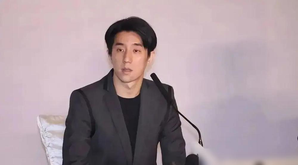 70岁成龙见不到孙子。香港狗仔拍到他独自在片场吃盒饭，旁边婴儿车里是别人的孩子。