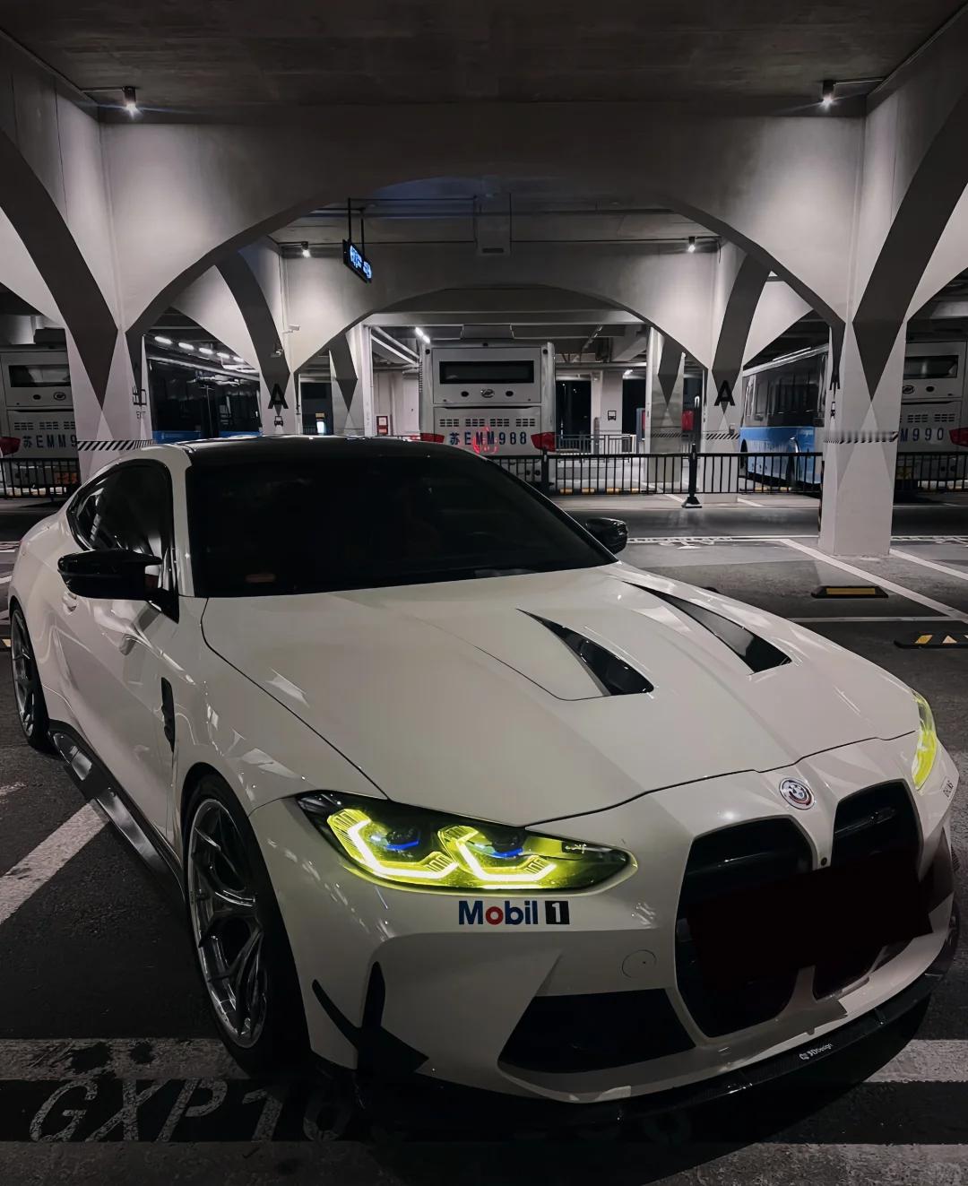 M4 的碳盖也太有质感了吧！黄金瞳一开直接戳中我✨拍车时全程忍不住感叹：帅晕！汽