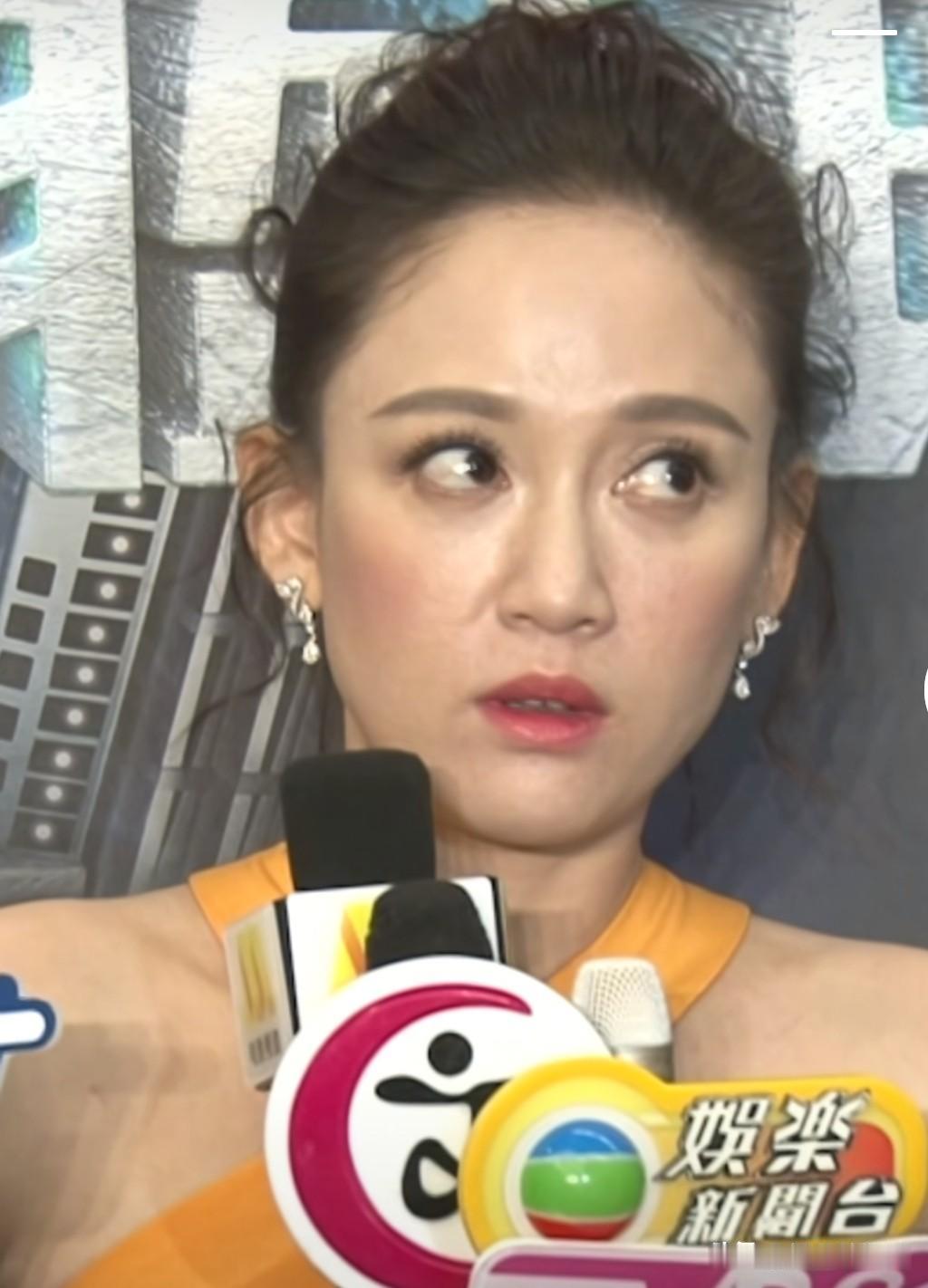 没法想象，如果镜头前的陈乔恩把妆卸掉会是什么样子，只见她翻白着白眼，表情管理彻底