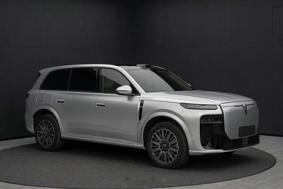 岚图泰山上了没多久，泰山 8 就来了，尺寸上比泰山小一丢丢。长宽高分别为5200