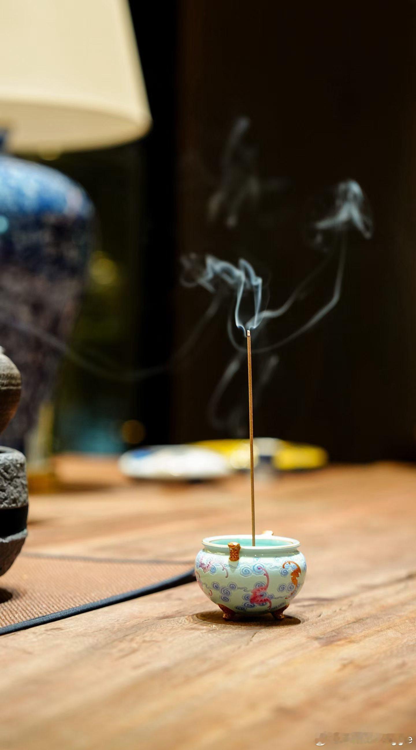 企业家的核心竞争力不仅是战略思维，更是"会生活"的人文精神。经营人的本质是引导自