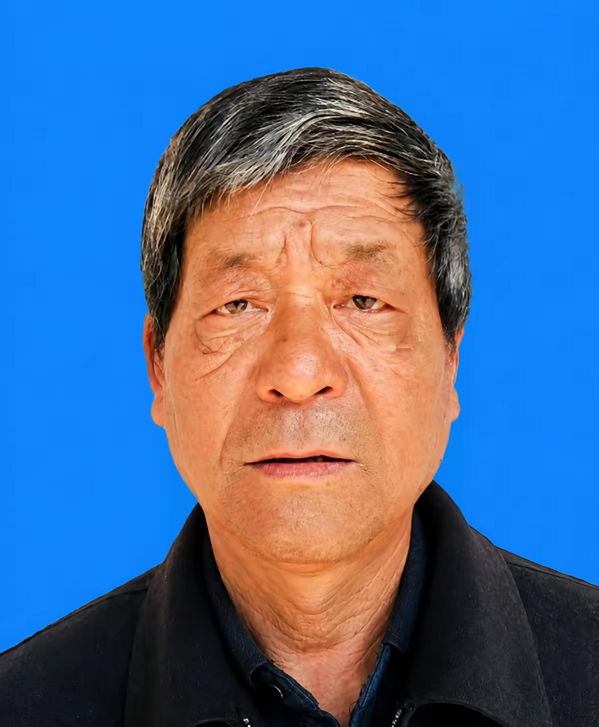 六十二岁的王友田，除夕中午正张罗着年饭，听见邻居家哭喊声不对劲，翻墙一看，同村人