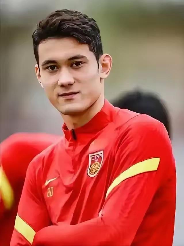 拜合拉木的选择，戳中了太多普通人的软肋。20岁的年纪，多数人还在伸手向家里要生活