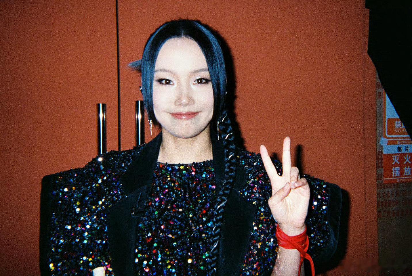 谁懂啊！黄龄的胶片造型直接杀疯了！复古色调搭配她的独特气质，灵动又魅惑，每一帧都