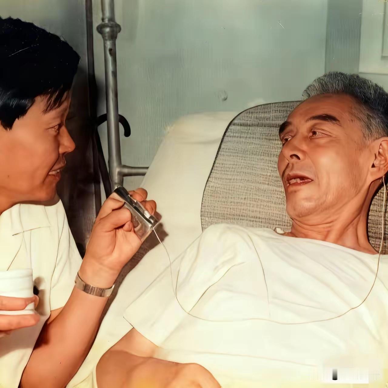 杨振宁先生陪护着病重的父亲唠嗑，杨振宁先生一个手拿着药瓶，另一只手拿着一个仪器，