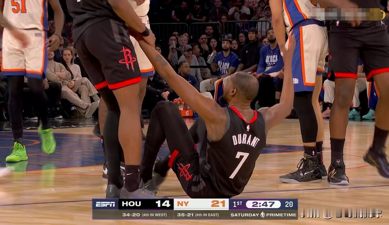 火箭巨星杜兰特的进攻效率真是惨不忍睹！在今天火箭客场挑战尼克斯的比赛中，目前双方