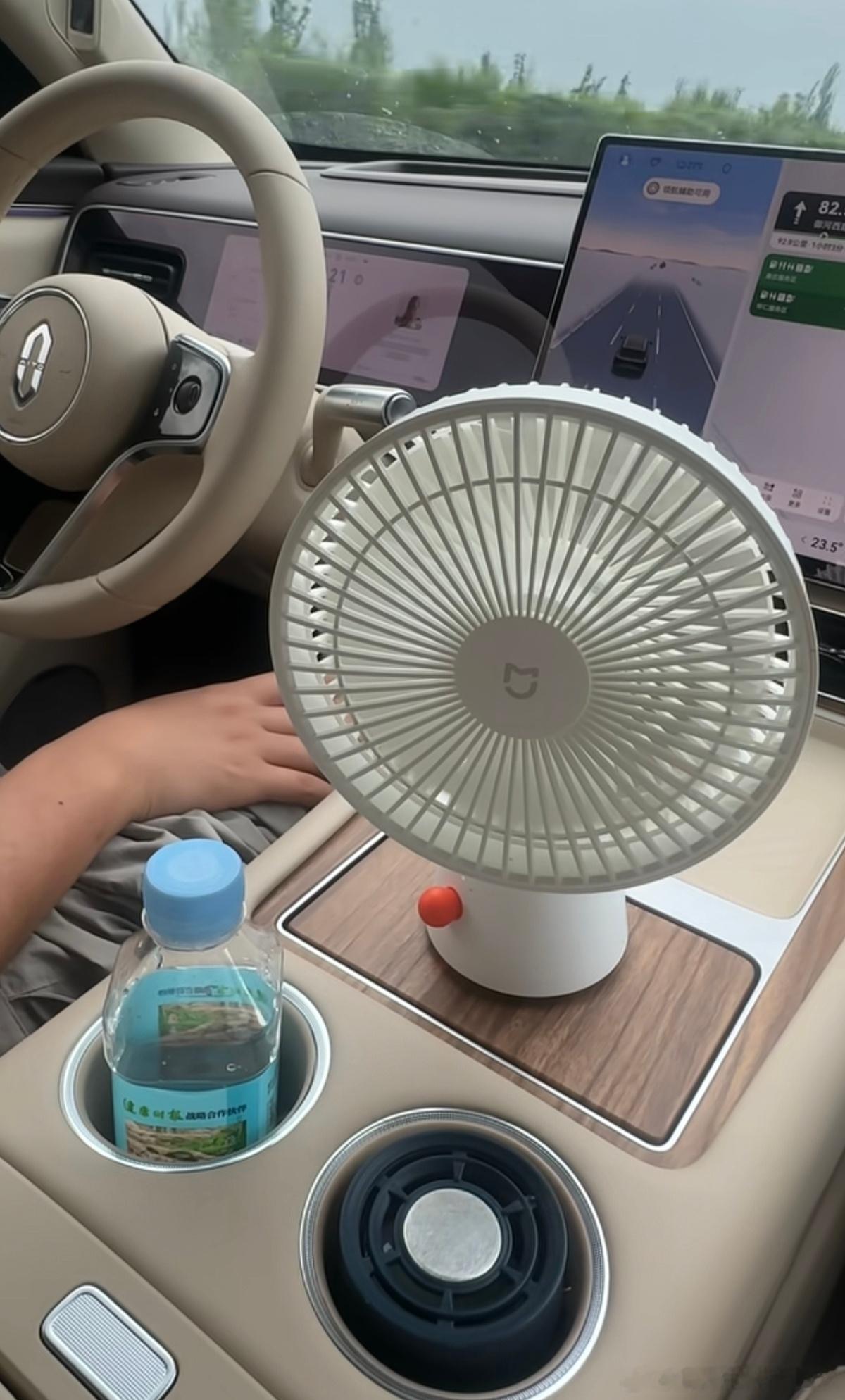 小米这个米家桌面移动风扇，每到夏天都卖得挺火的感觉很多上班族学生党都在用这玩意风