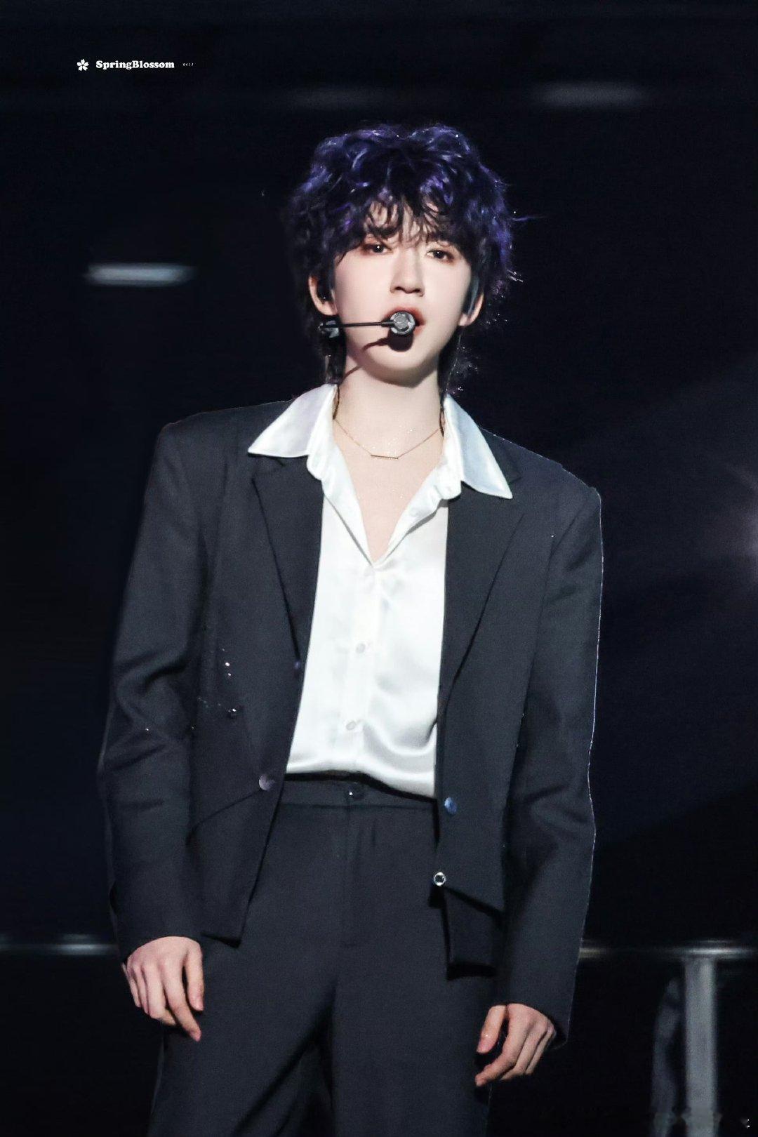 谁被贺峻霖新造型惊艳到？紫发卷毛适配度满分，舞台路透帅得让人移不开眼！ 