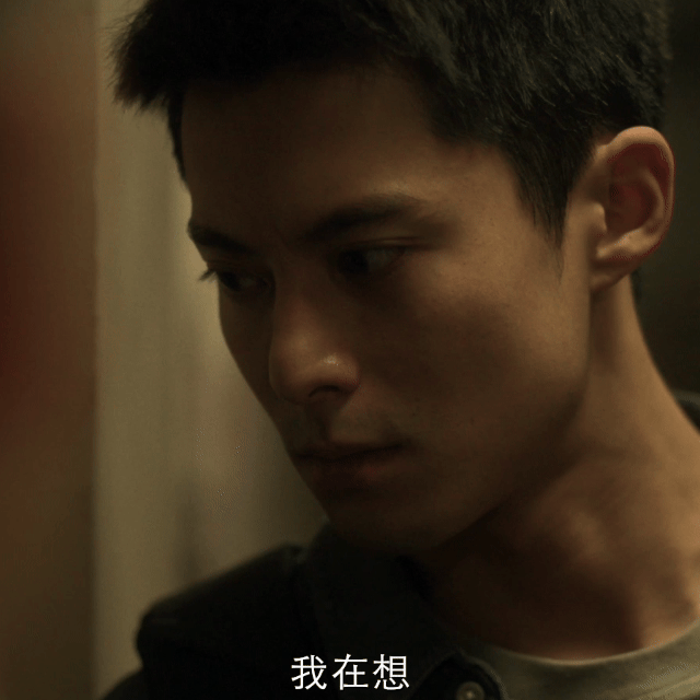 王鹤棣光着脚背潘粤明 别误会这不是搞笑片段！是为了高度还原失踪案现场，沉浸式体验