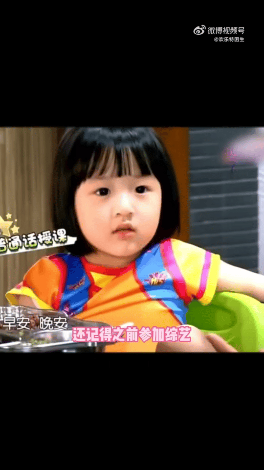 吴尊日常开车送NeiNei上学NeiNei是不是太幸福了，上学是爸爸亲自开车送，