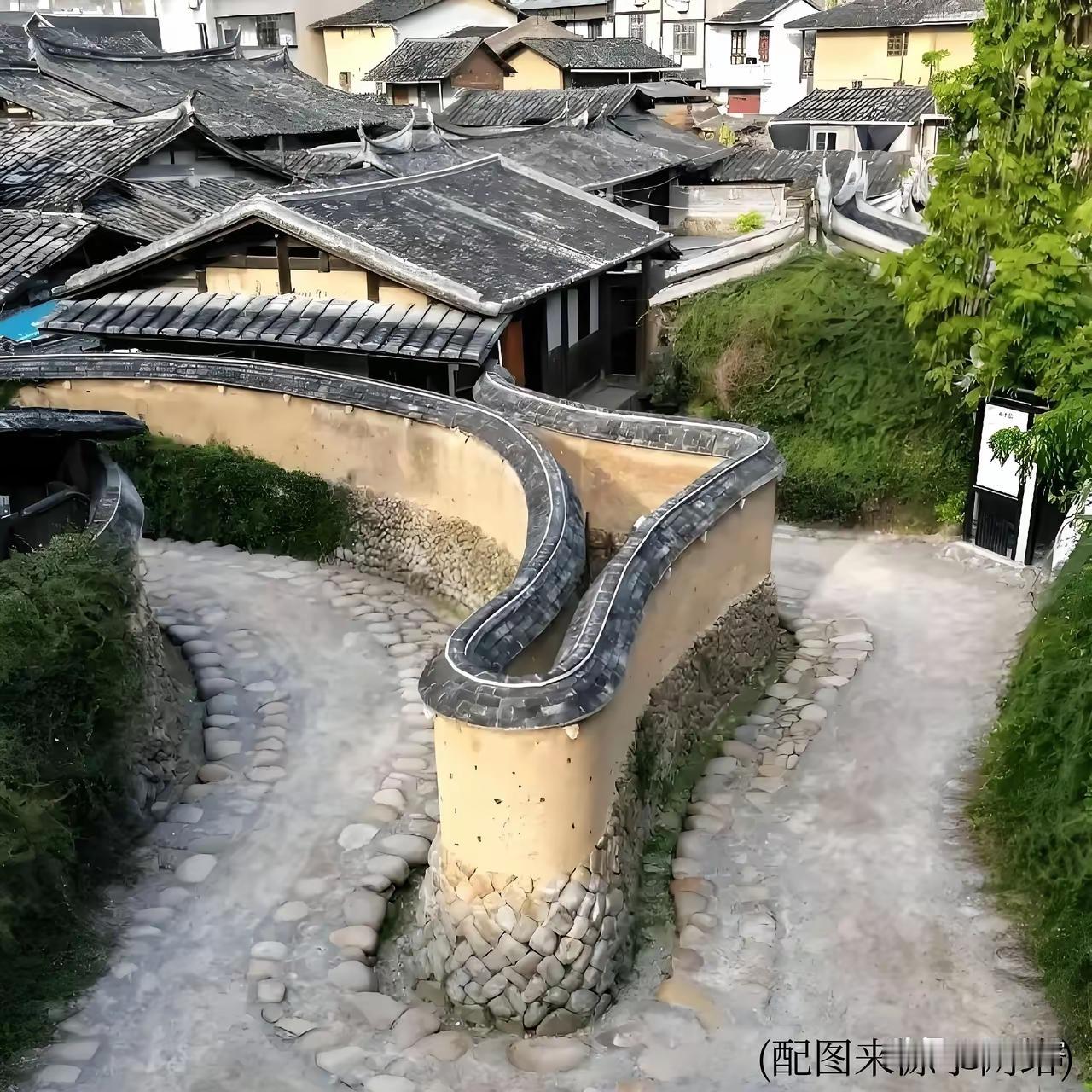 有网友不懂这堵墙存在的意义，发出了多走一段路的疑问。其实这是位于福建省福州市永泰