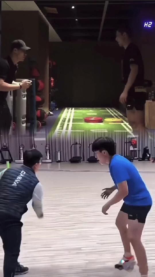现在看输的一点都不冤，平时训练不刻苦，基本功差，腿部肌肉还不如孙颖莎发达，就足以