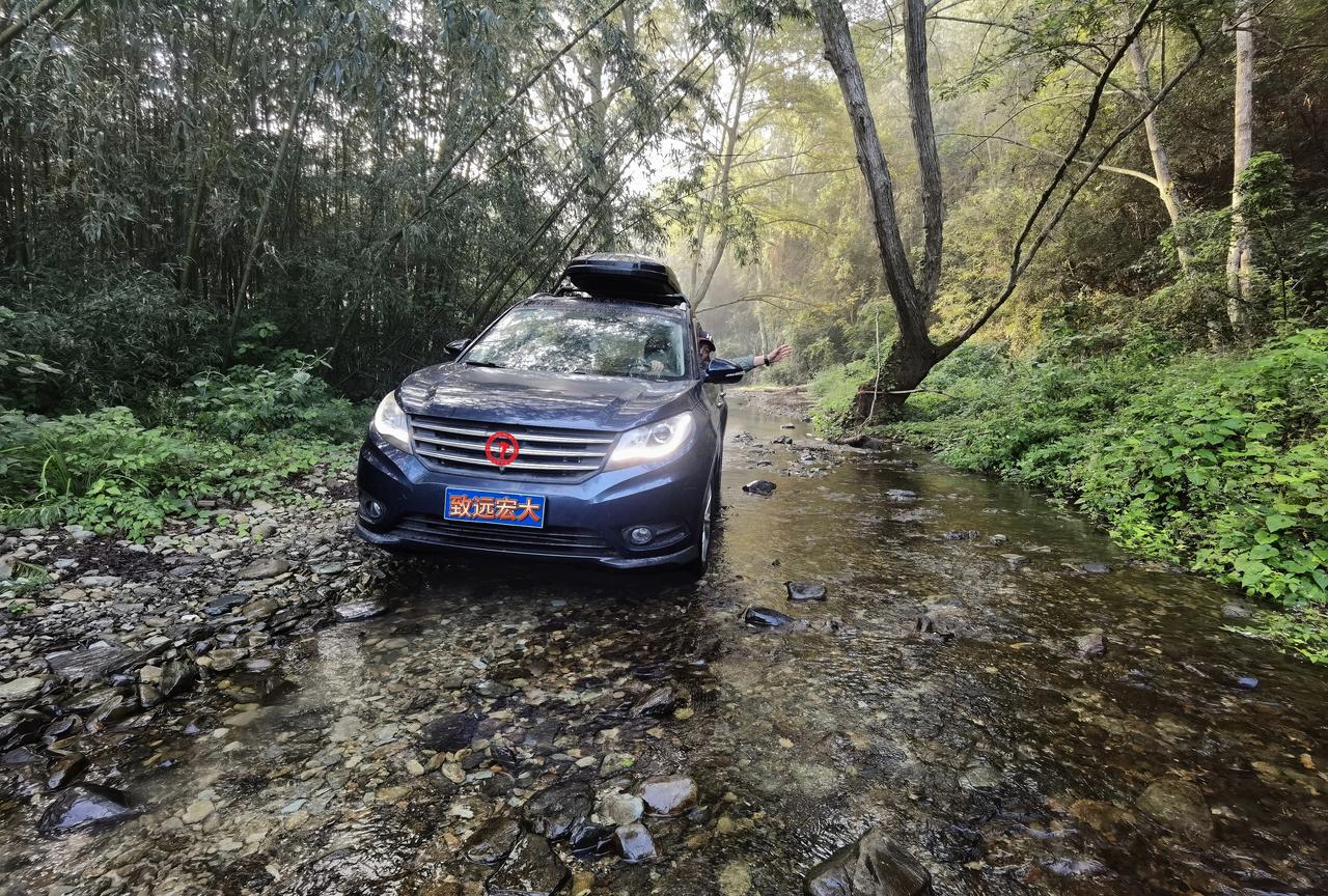 《穿山越林追鸟记：脚步与羽翼共舞，在秘境里编织羽色遐想》
        从标题