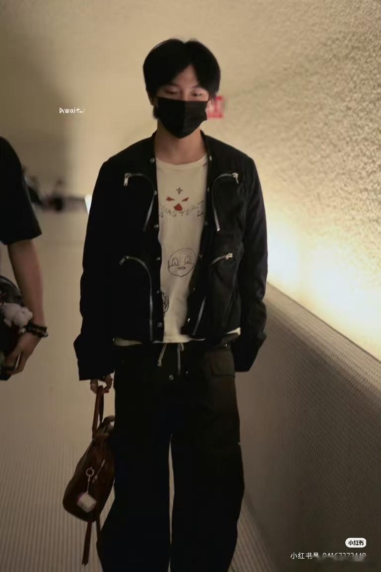 穆祉丞抵达巴黎穆祉丞巴黎机场人气 ​穆祉丞到巴黎啦 ​​​